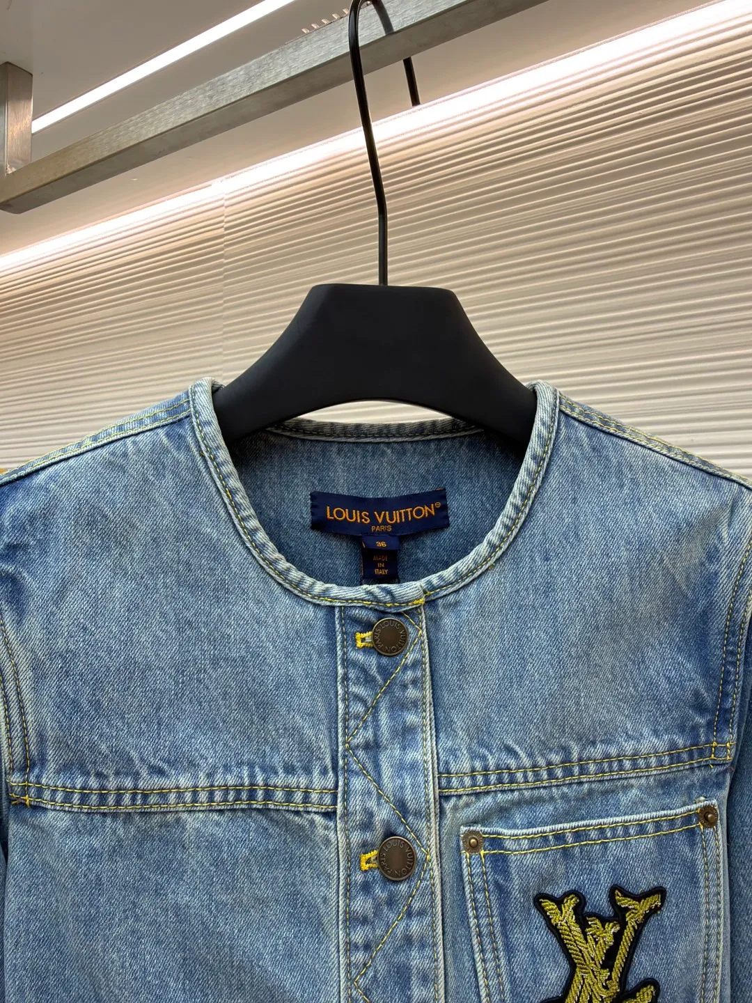 LOUIS VUITTON rope embroidered round neck denim jacket ●Authentic product: purchased and developed by 22816 ●Item number: 1680834-B25 ●Fabric: denim fabric ●Technology: embroidery production ●Version: fitted version ●Weight: about 630 grams ●Size: 34-36-38 ●Description: The fabric is made of YB customized denim fabric, with straw rope embroidery design on the chest. The overall alignment is straight and delicate, the fabric is comfortable and soft, and the color is consistent without color difference. It can be matched with the same style to create a fashionable look and control various occasions. Customized accessories, complete with three standards, same style for men and women!